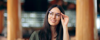 Zu sehen ist eine junge Frau mit langem, dunkelbraunem Haar und Brille.